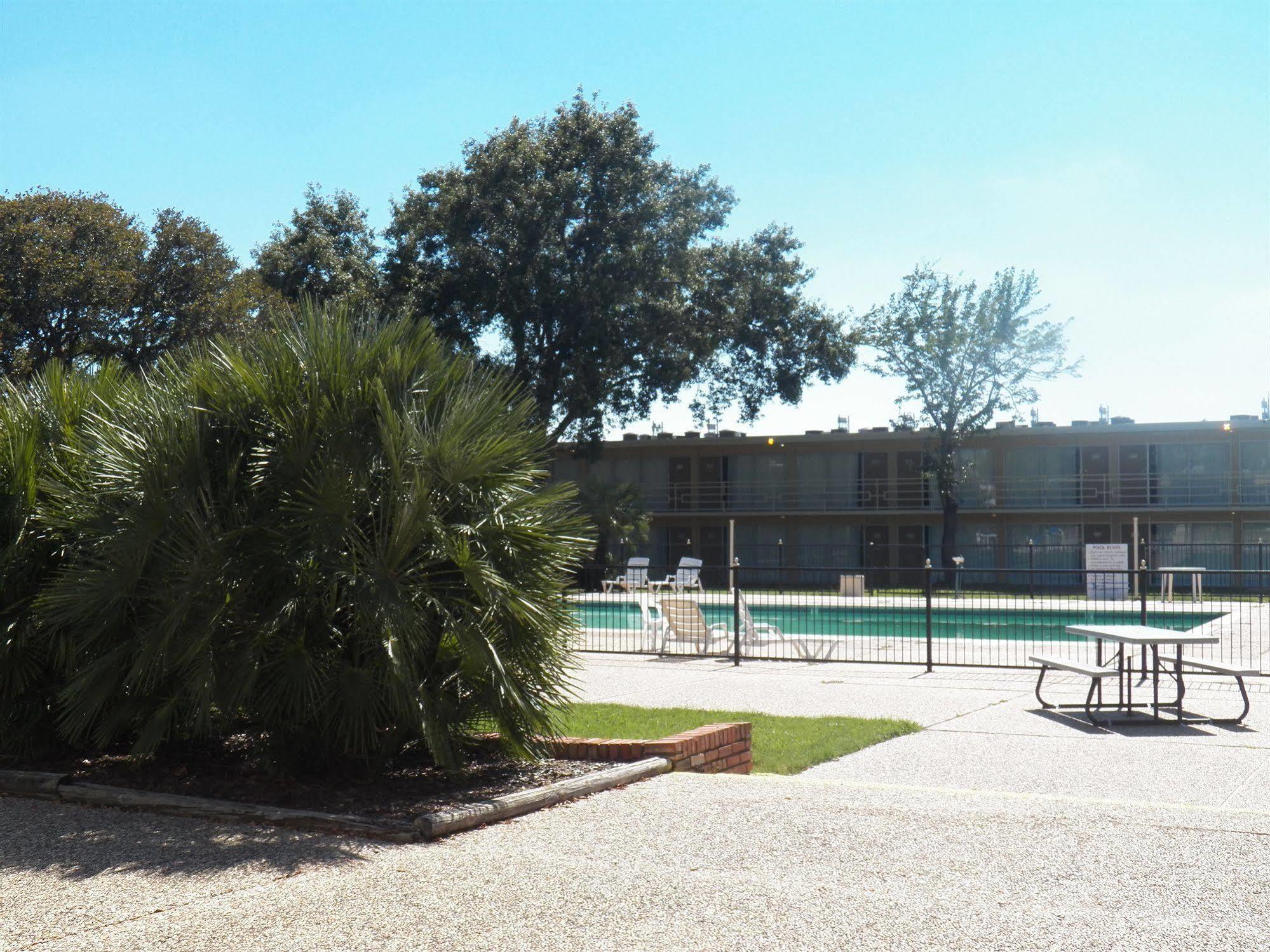 University Inn Bryan Exterior foto